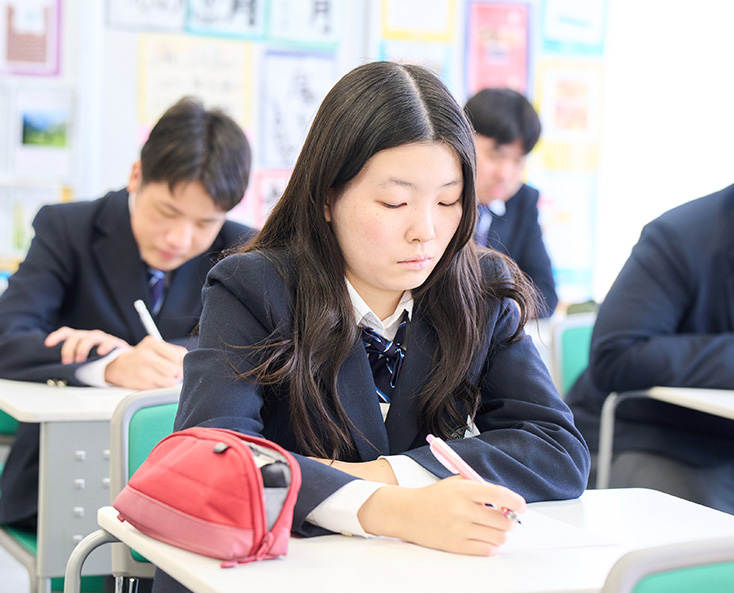生徒たちが授業を受けている様子