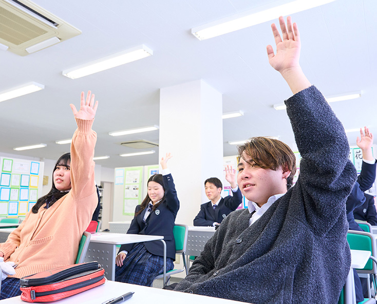 先生がホワイトボードに書き込んでいる写真