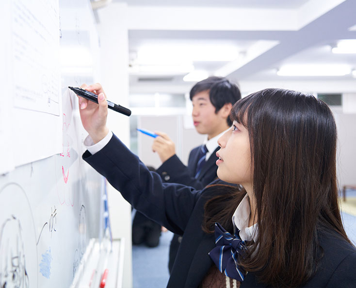 先生の問題に対して挙手をする生徒たち